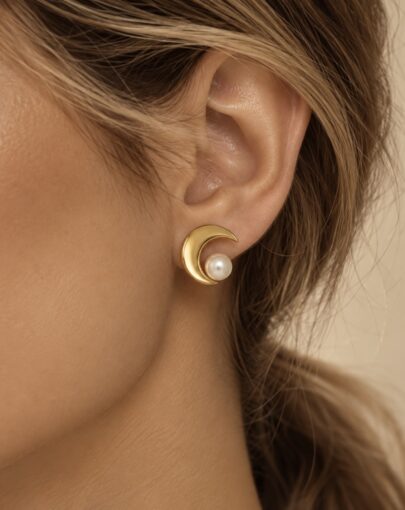 ARETES MEDIA LUNA PERLA PLATA CON ENCHAPE DE ORO - Imagen 2