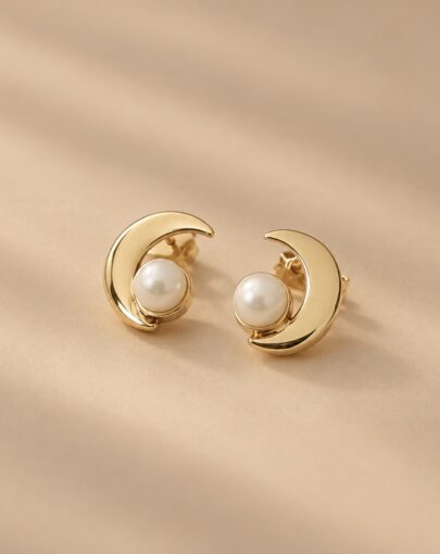 ARETES MEDIA LUNA PERLA PLATA CON ENCHAPE DE ORO - Imagen 1